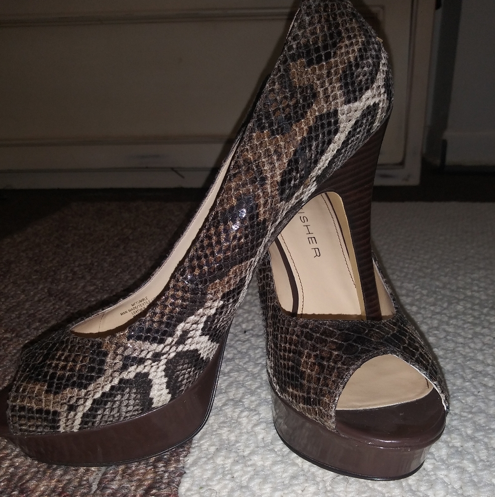 Marc Fisher snake skin design heels